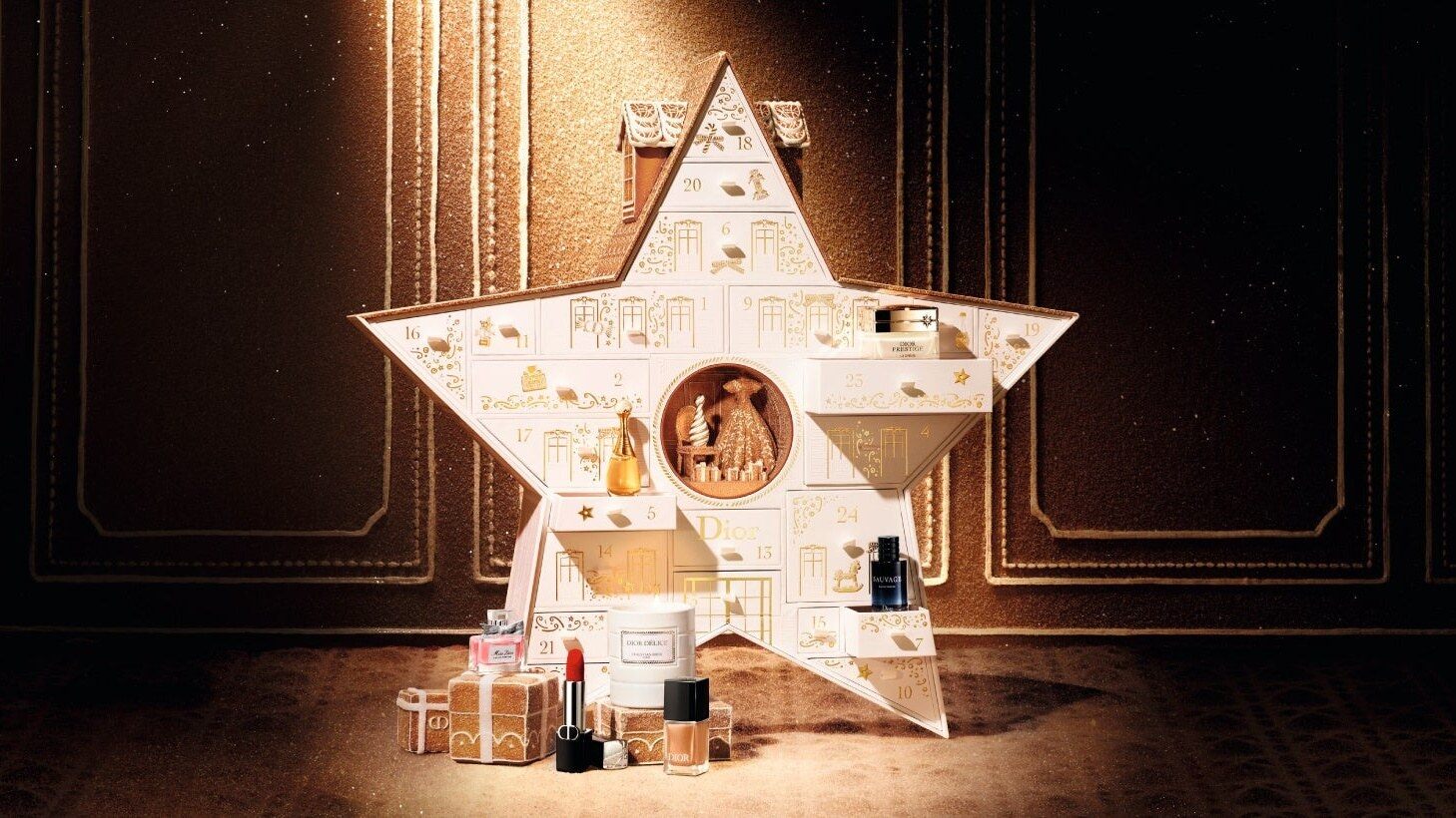 Le calendrier de l’Avent Dior Le 30 Montaigne ouvert en forme d’étoile, avec ses tiroirs numérotés, une robe couture miniature et des produits Dior