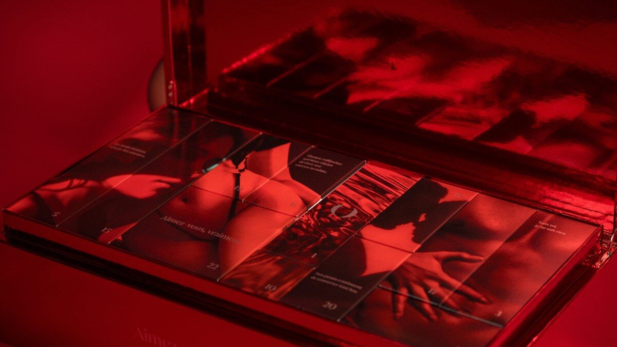 Le coffret rouge rubis du calendrier de l’Avent Dorcel 2026 ouvert, avec ses cases illustrées