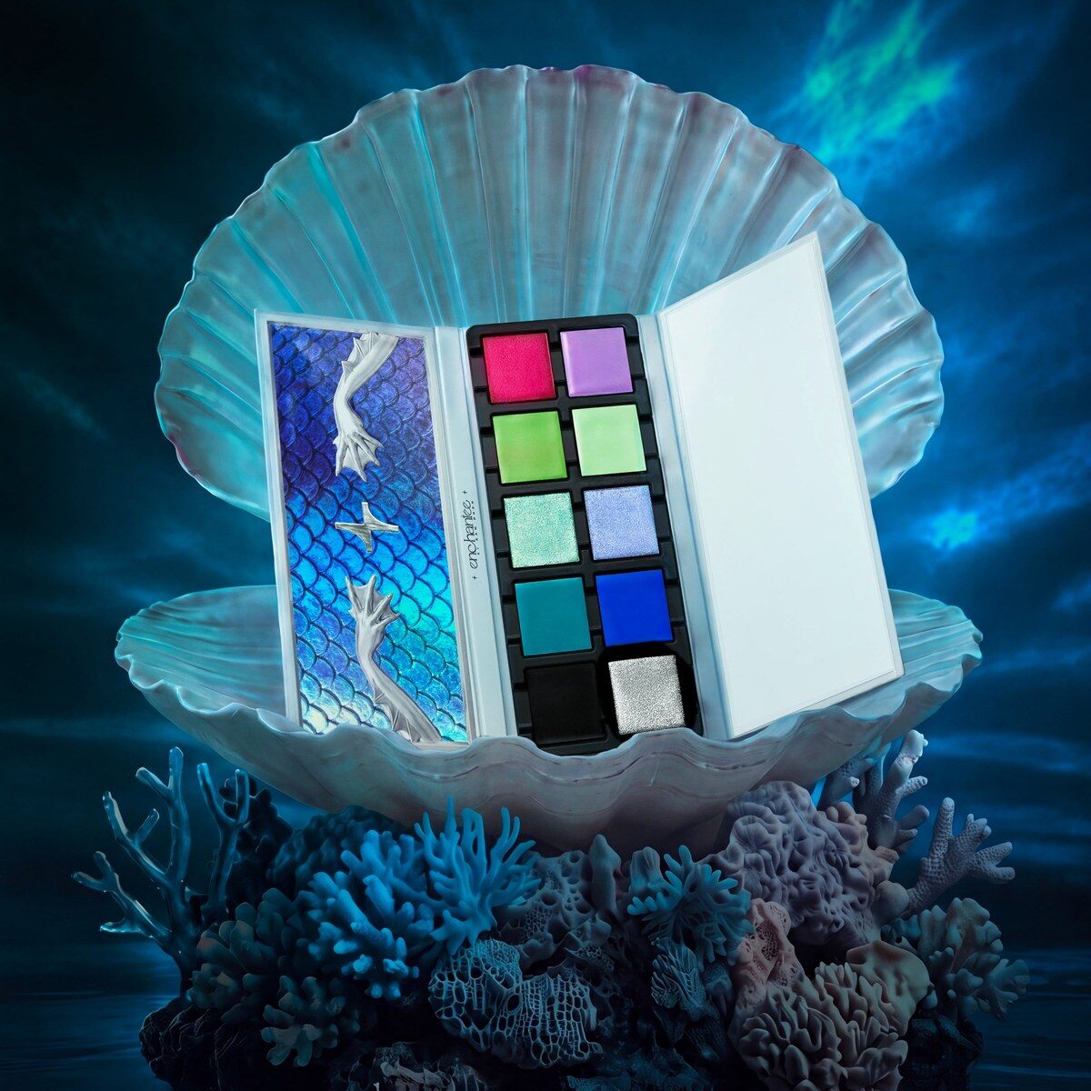 La palette Dark Siren ouverte, posée dans un grand coquillage nacré au milieu de coraux