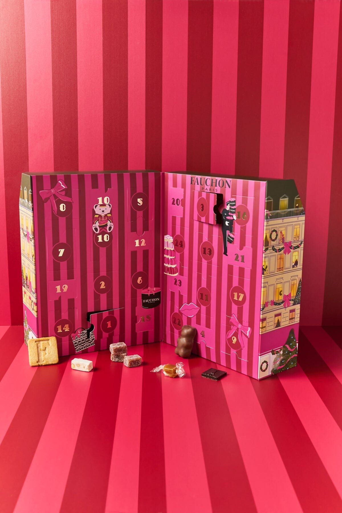 Le calendrier de l’Avent confiserie Fauchon 2026 ouvert sur un décor rayé rose, avec biscuit, guimauve et chocolats devant