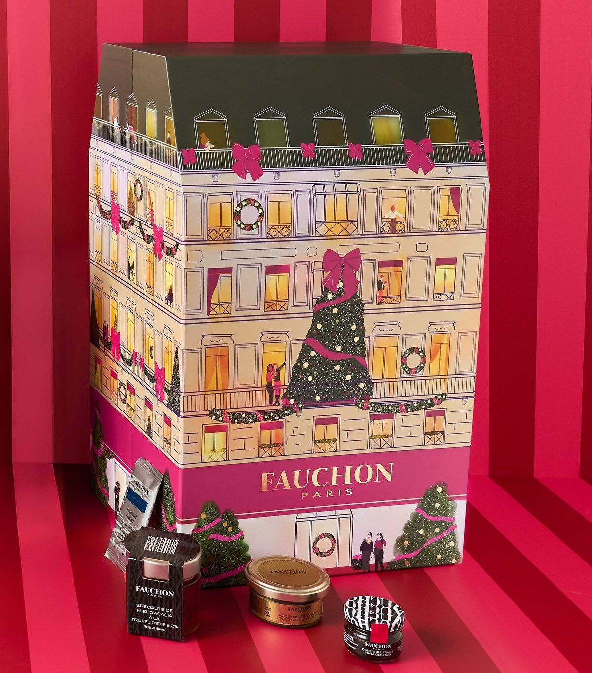 Le calendrier de l’Avent Luxe Fauchon 2026 fermé, en forme d’immeuble parisien illuminé, avec des pots de spécialités devant