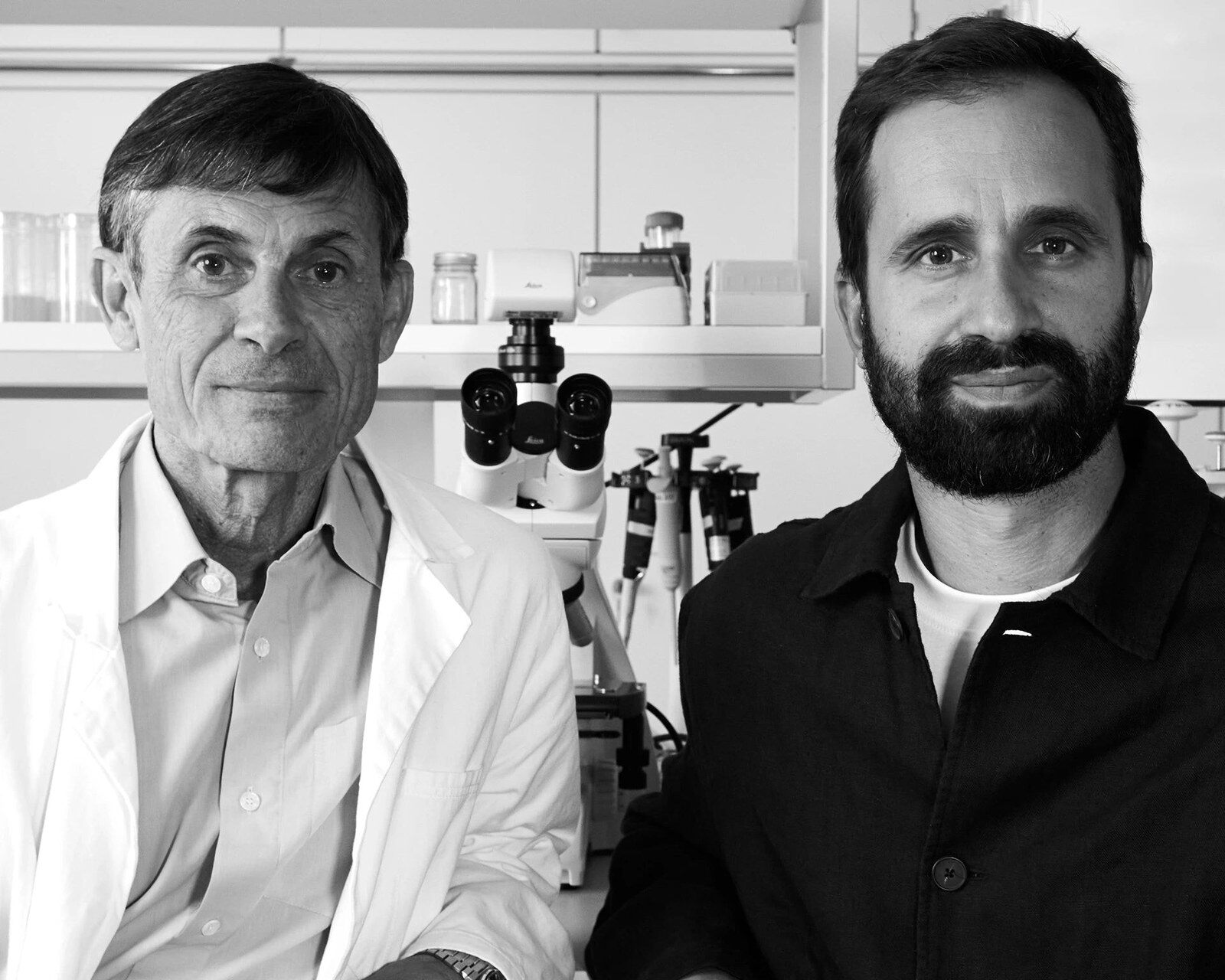 Sacha Bostoni et le Dr Fred Zülli en noir et blanc, dans un laboratoire