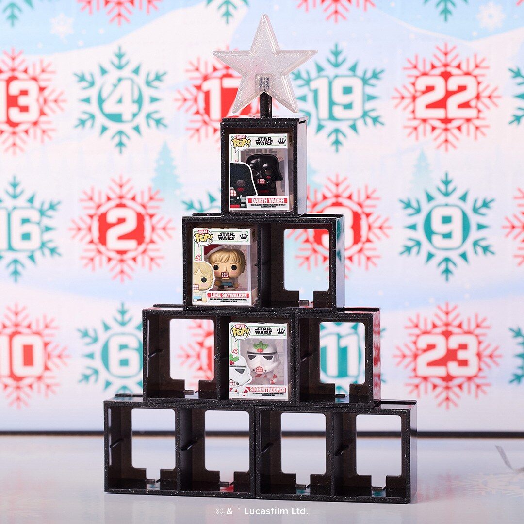 Le présentoir en forme de sapin du calendrier Bitty Pop! Star Wars monté, avec les mini-figurines dans leurs étuis noirs