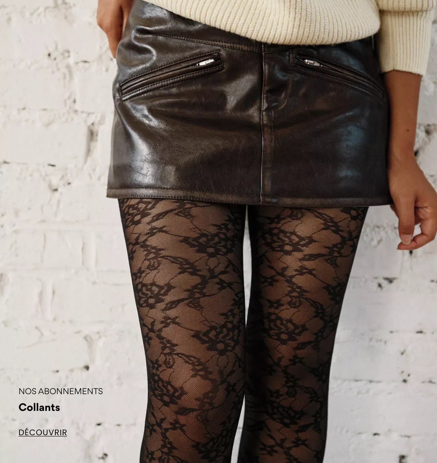 Collant en dentelle noire Gambettes porté avec une jupe en cuir