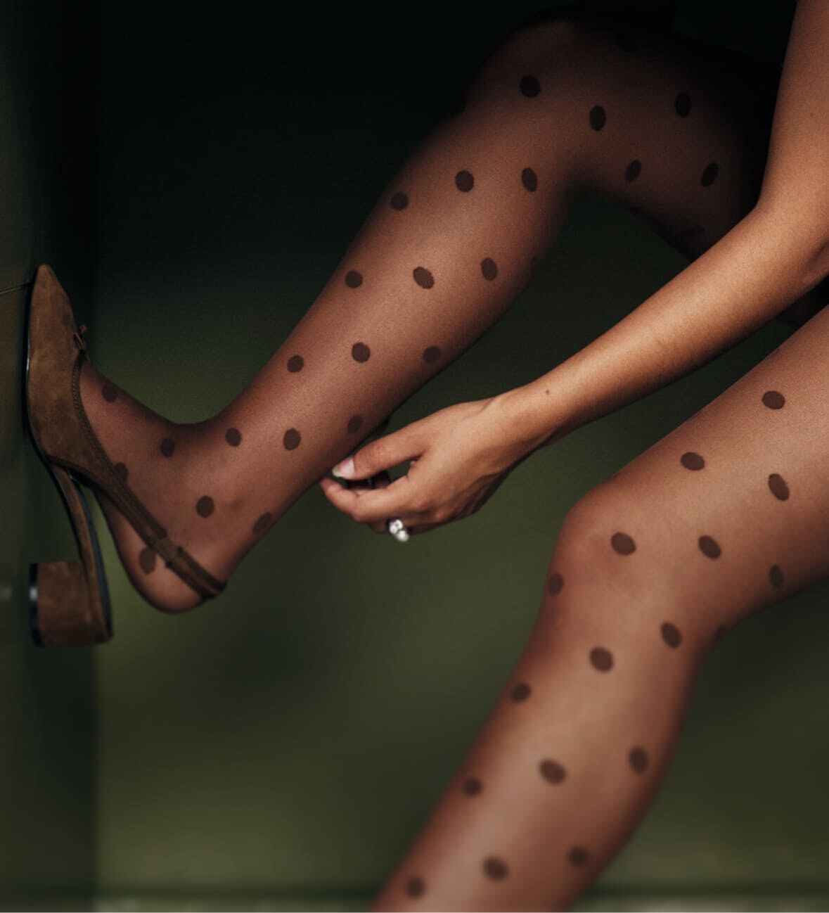 Une femme en collant à pois pose la main sur sa jambe, visuel Gambettes Box
