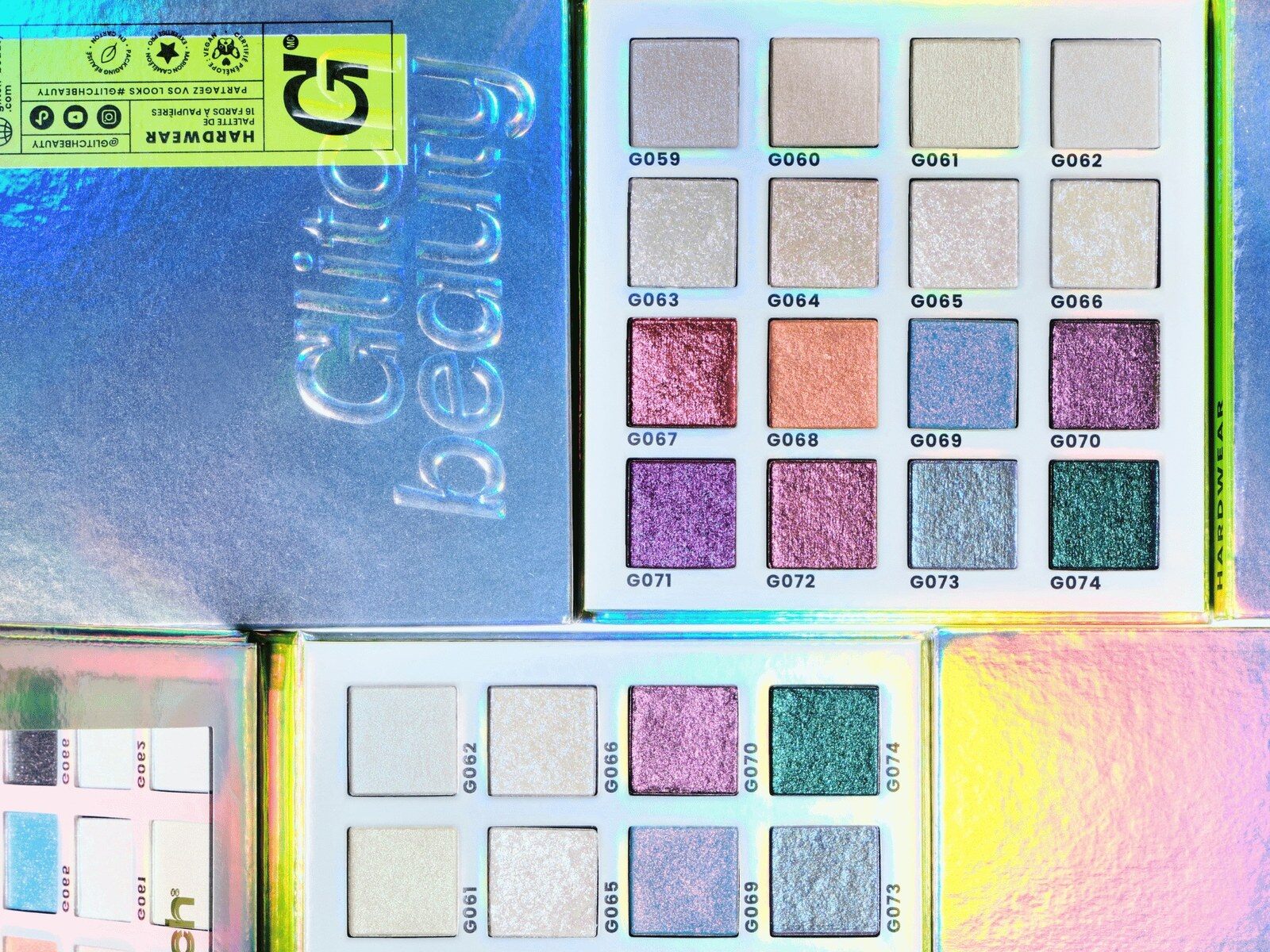 Les palettes Hardwear ouvertes sur leurs étuis holographiques Glitch Beauty