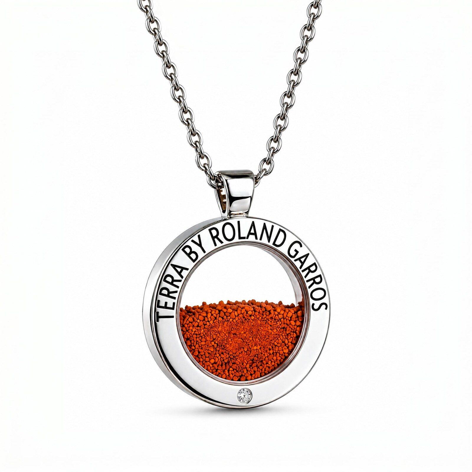 Médaille Terra by Roland-Garros en acier avec sa chaîne, terre battue orange visible dans le médaillon