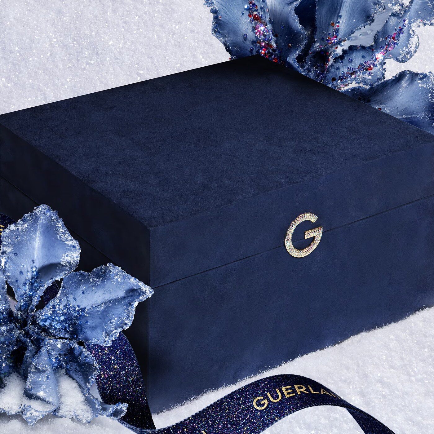 Le calendrier de l’Avent Guerlain 2026 fermé, un écrin de velours bleu nuit orné d’un fermoir en forme de G