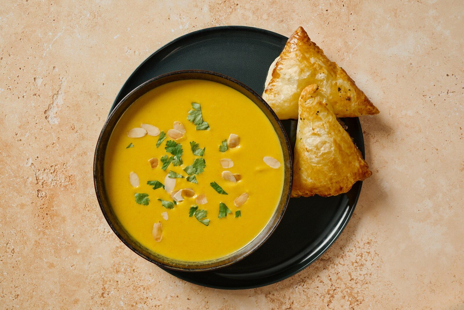 Velouté de potimarron accompagné de feuilletés au chèvre et à la coriandre