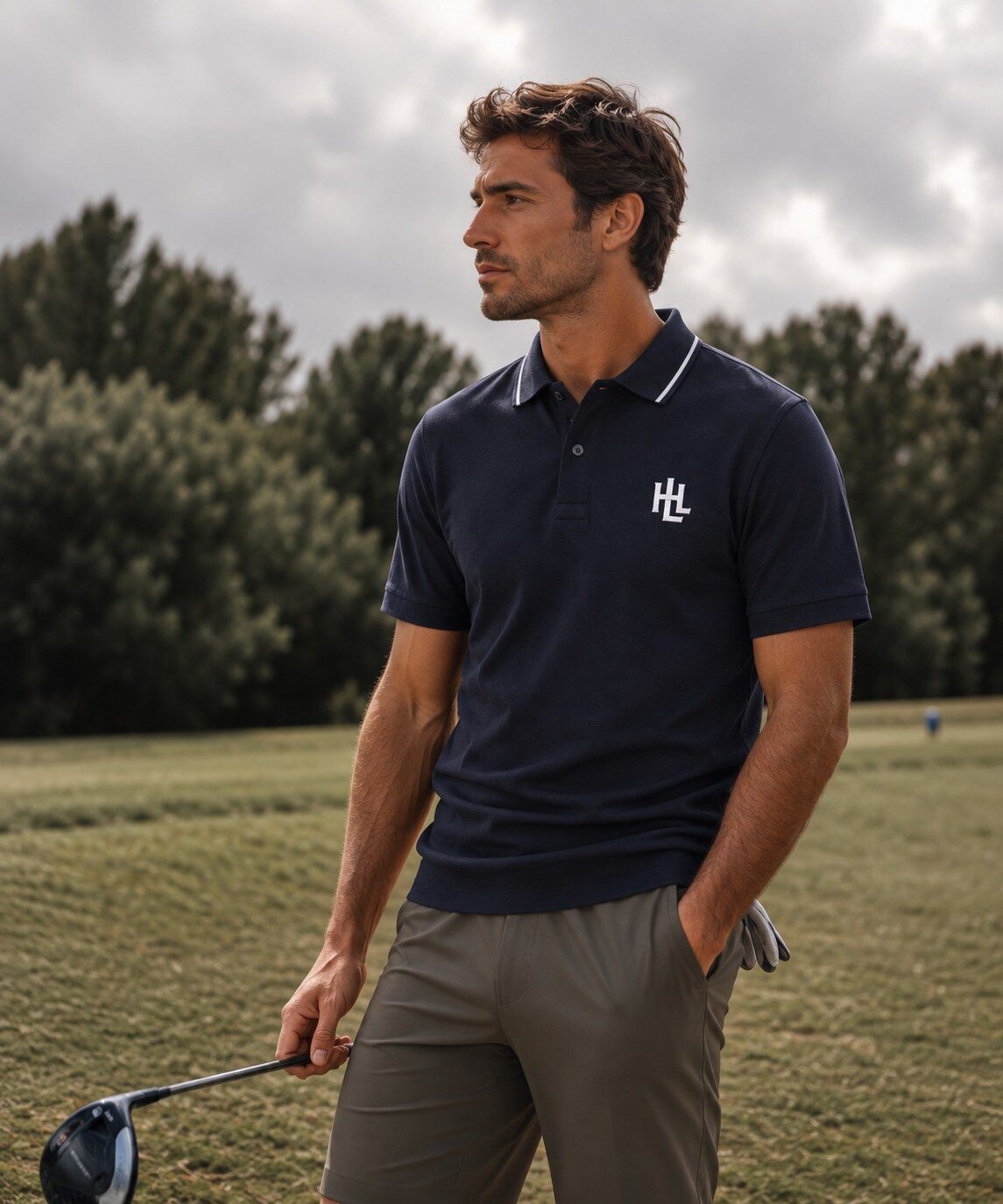 Mannequin en polo bleu marine siglé HL sur un parcours de golf