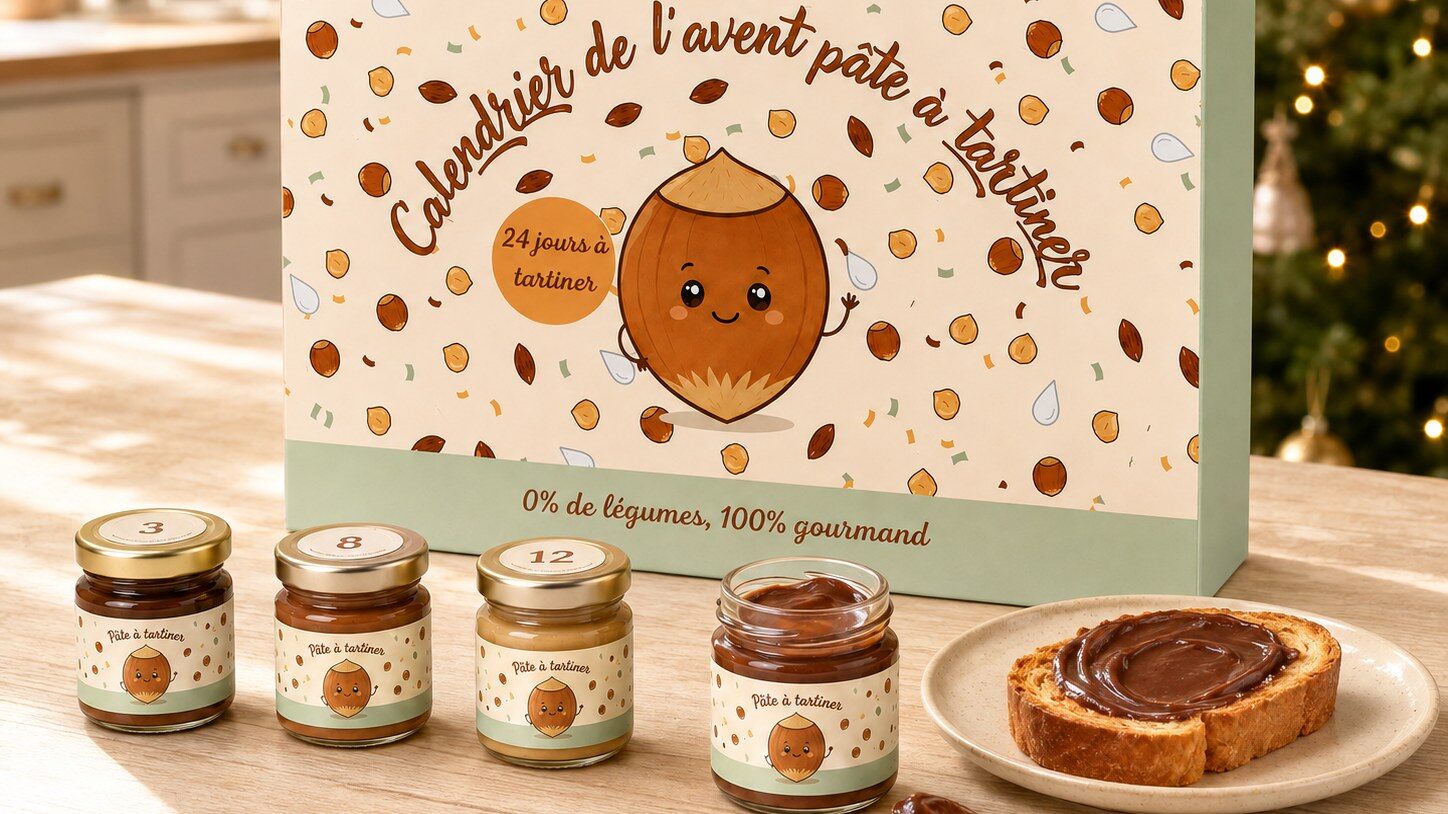 Le calendrier de l’Avent pâte à tartiner Ici Présent sur une table de cuisine, avec des petits pots et une tartine devant un sapin