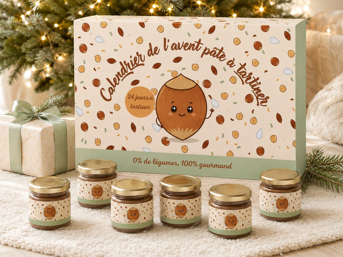 Le calendrier de l’Avent pâte à tartiner Ici Présent posé au pied d’un sapin, devant six petits pots