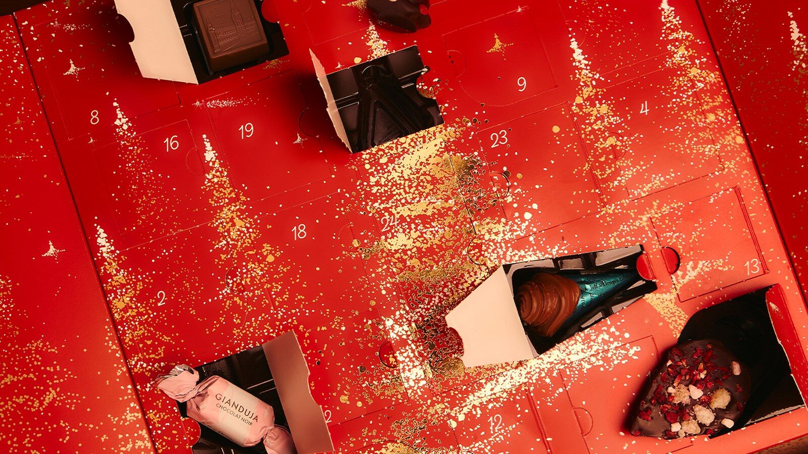 Le calendrier de l’Avent Sapin Enchanté de Jeff de Bruges ouvert, rouge et doré, avec des chocolats dans les cases