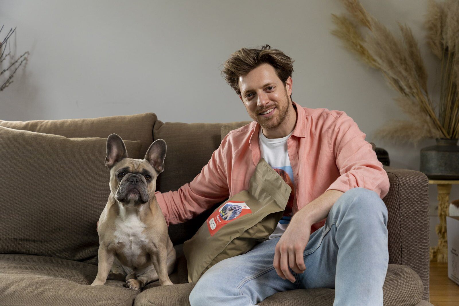 Bouledogue français et son sac de croquettes Just Russel