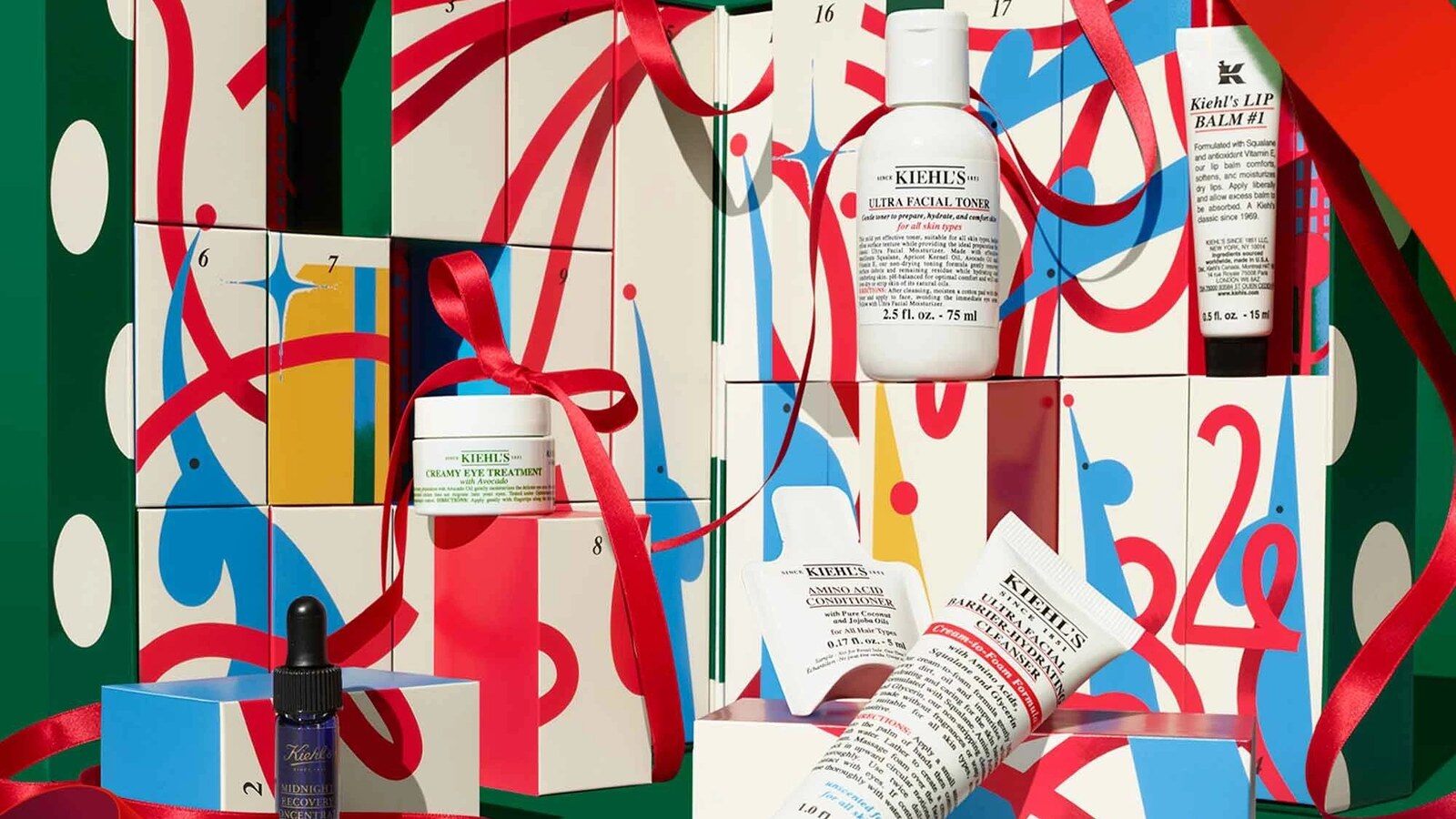 Le calendrier de l’Avent Kiehl’s 2026 ouvert, avec l’Ultra Facial Toner, le Lip Balm #1 et le Creamy Eye Treatment devant ses portes numérotées