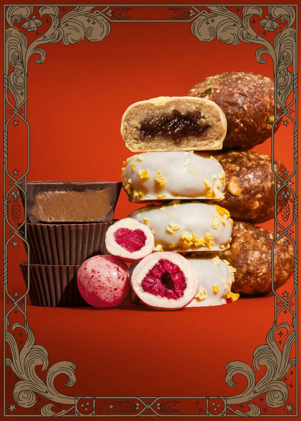 Gourmandises KoRo empilées sur fond rouge, dont des Nut Butter Cups et des Choco Fruits à la framboise