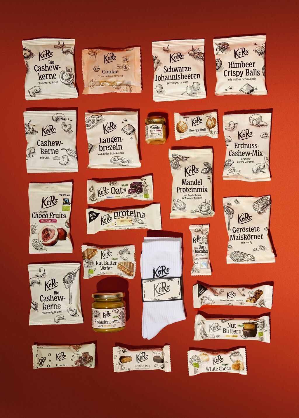 Les produits du calendrier de l’Avent classique KoRo 2026 étalés sur fond rouge