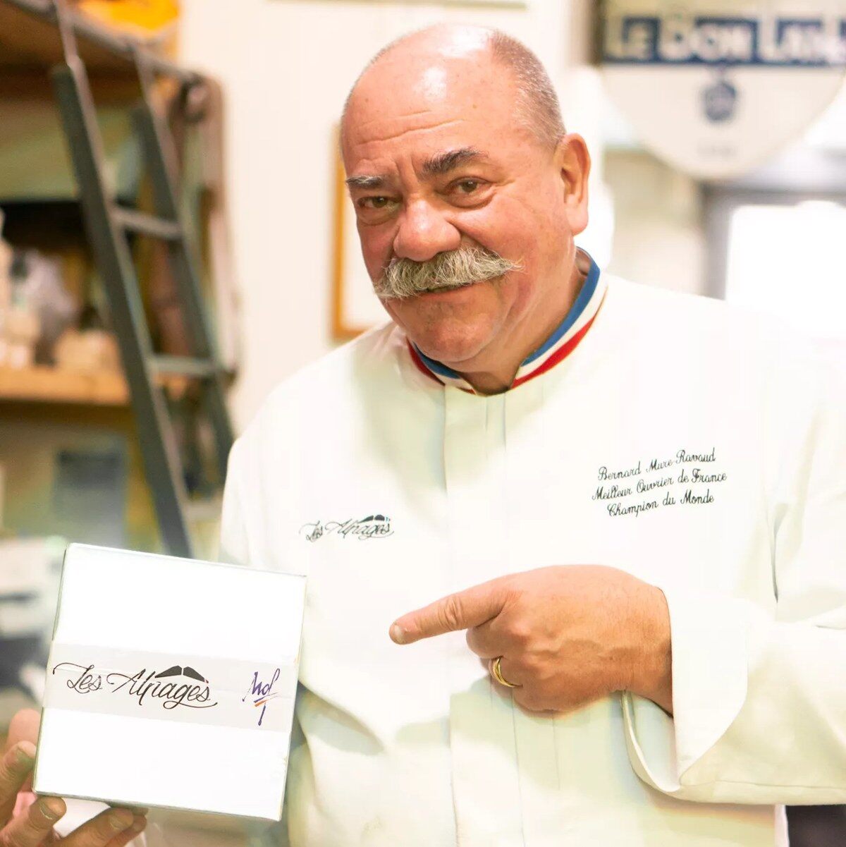 Bernard Mure-Ravaud, col tricolore de Meilleur Ouvrier de France, présente un fromage