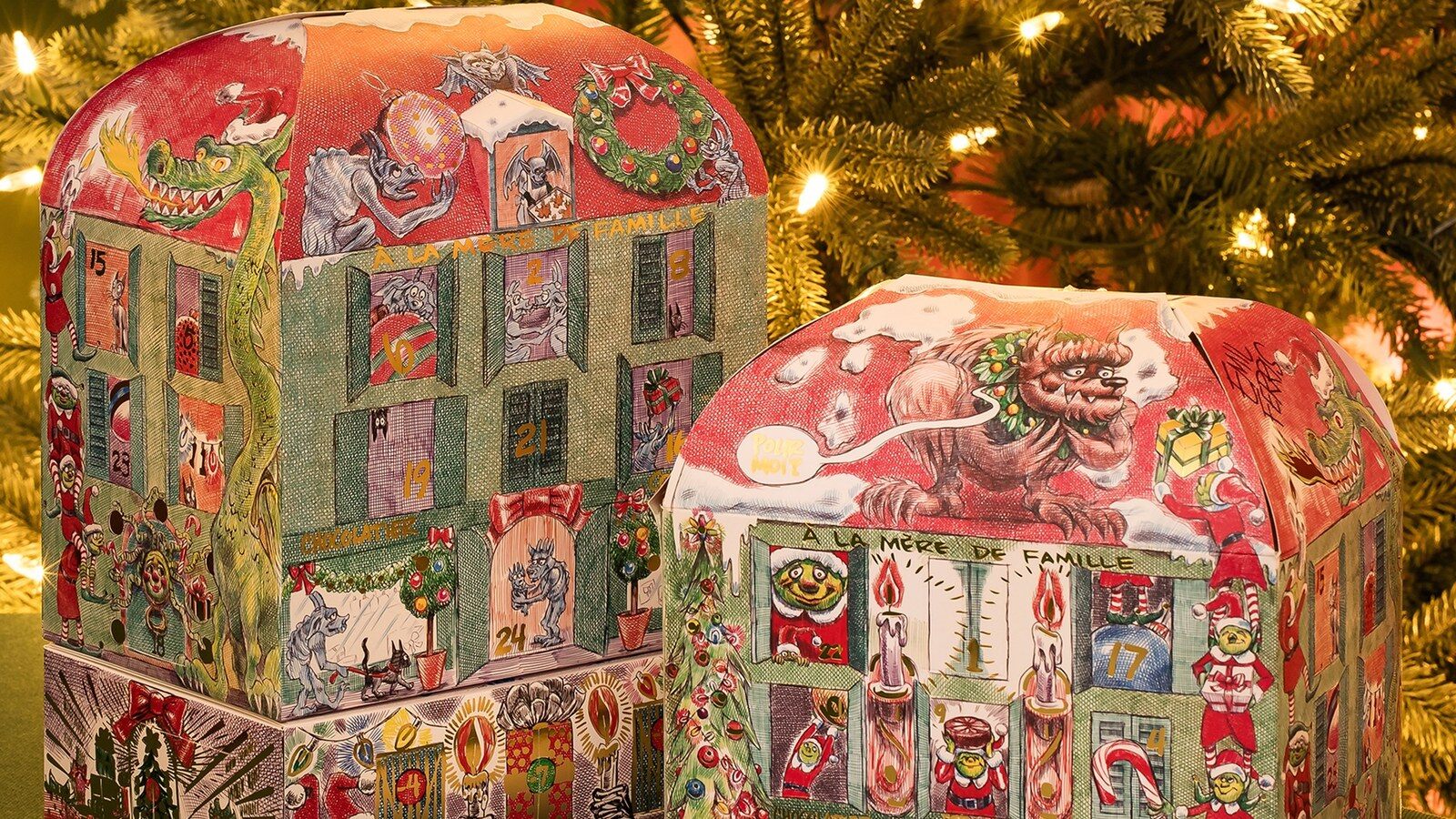 Calendriers de l’Avent et de l’Avant-Avent À la Mère de Famille 2026 illustrés par Emil Ferris devant un sapin illuminé