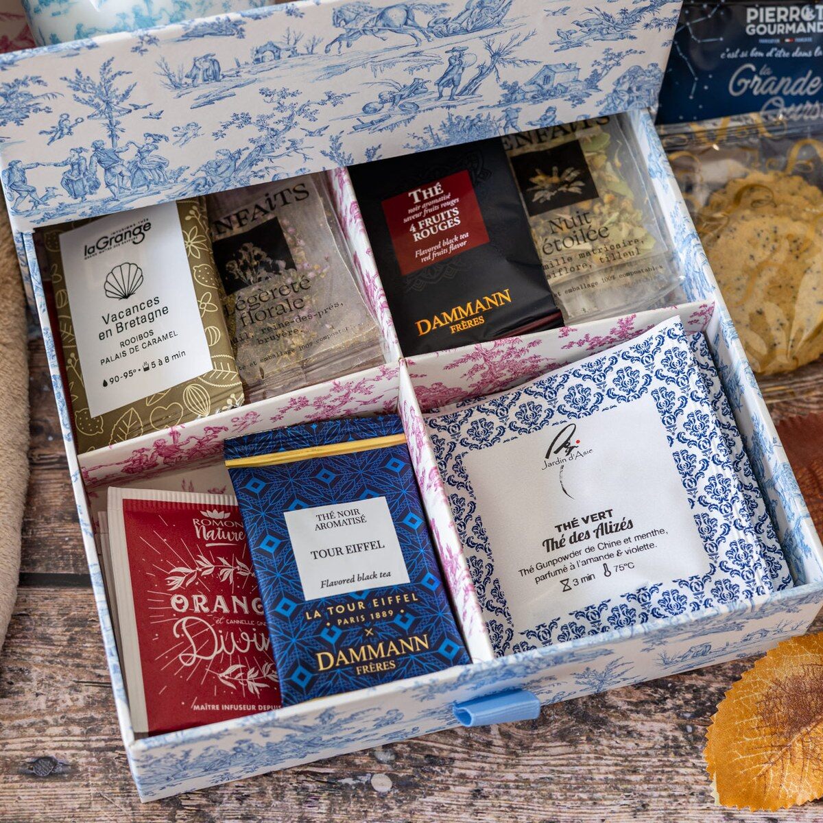 Tiroir du coffret Maison de Famille rempli d’infusettes Dammann Frères et d’autres maisons de thé