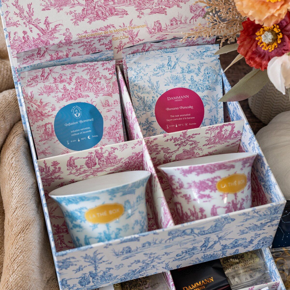 Coffret Maison de Famille ouvert avec ses sachets de thé en vrac et deux tasses en toile de Jouy