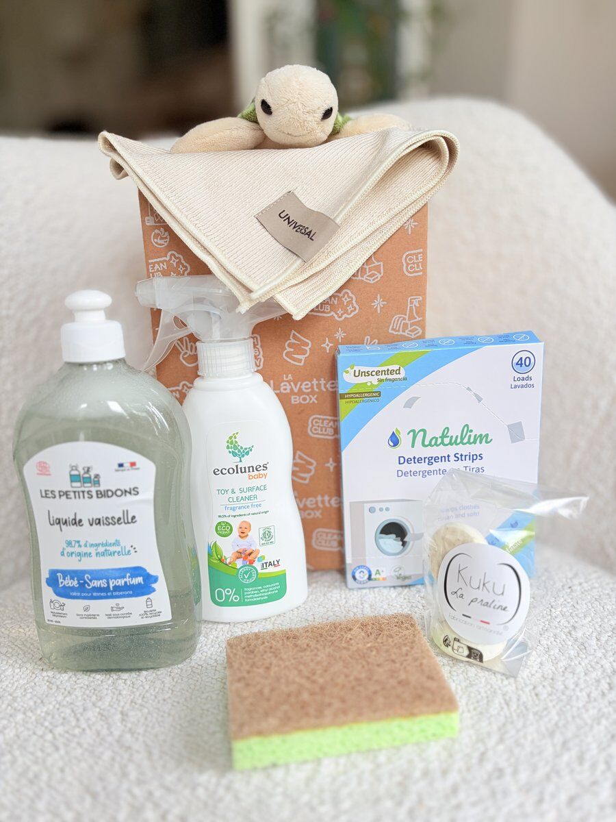 Contenu de la Box un Bébé à la maison de Lavette Box : liquide vaisselle, nettoyant jouets, lessive en feuilles, éponge, microfibre, doudou et praline