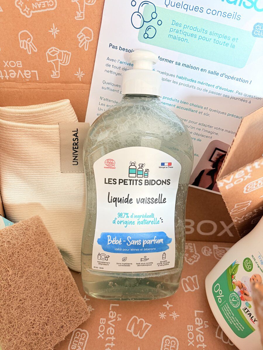 Liquide vaisselle bébé sans parfum Les Petits Bidons et éponge Sonett dans la Lavette Box bébé
