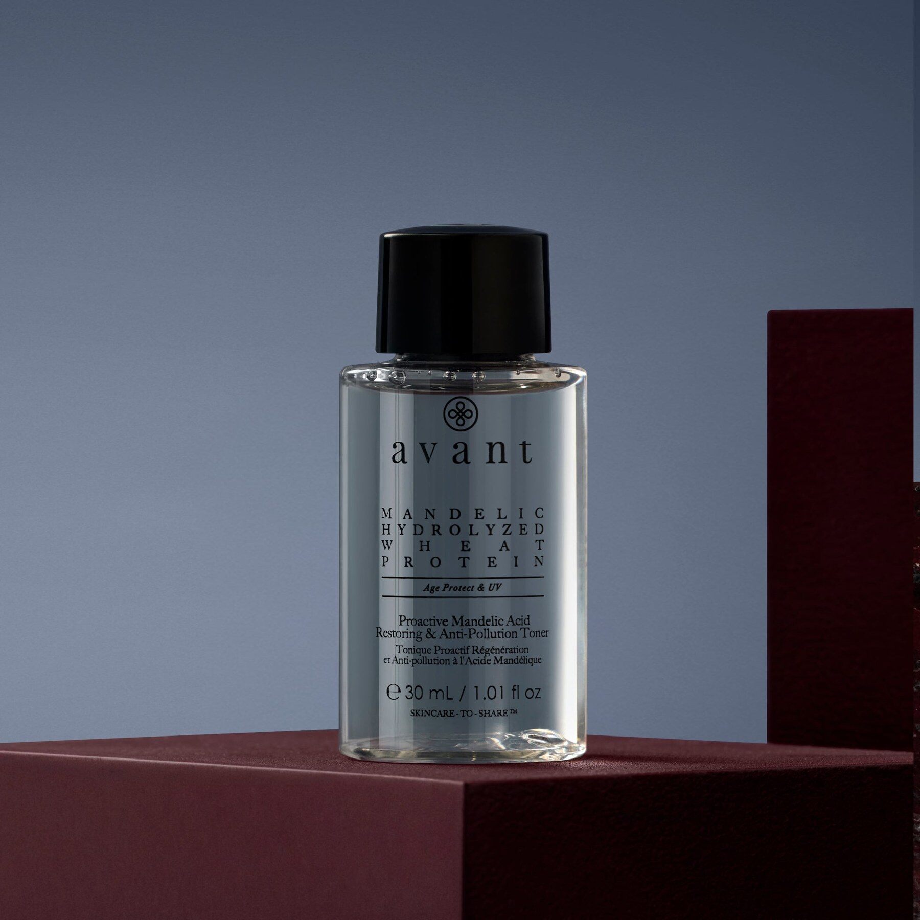 Flacon de tonique Avant Skincare Proactive Mandelic Acid sur un socle en marbre