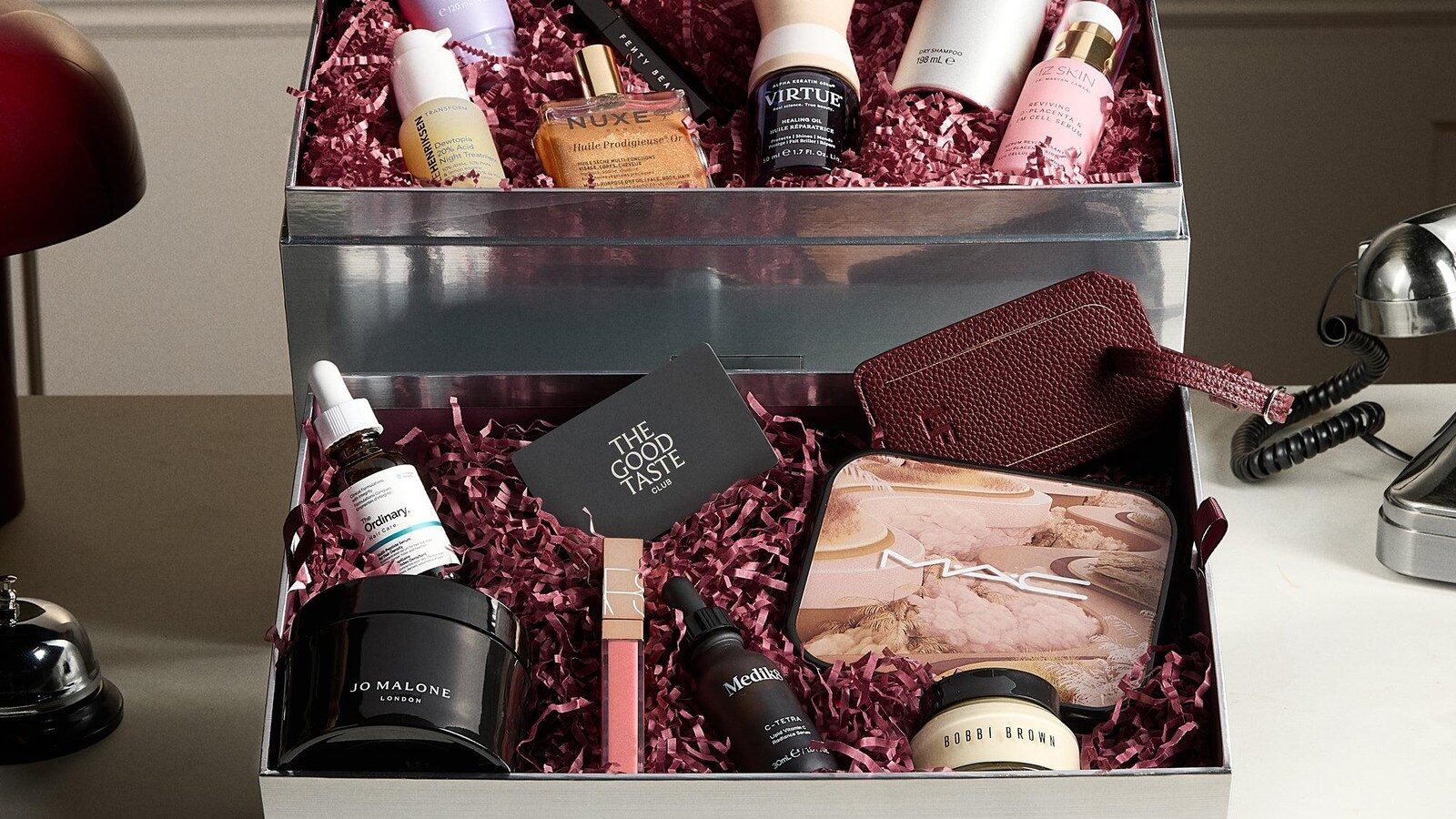 Le Coffret Beauté Lookfantastic 2026 ouvert sur un bureau, avec Jo Malone London, MAC, Medik8, NARS et Bobbi Brown dans la malle argentée