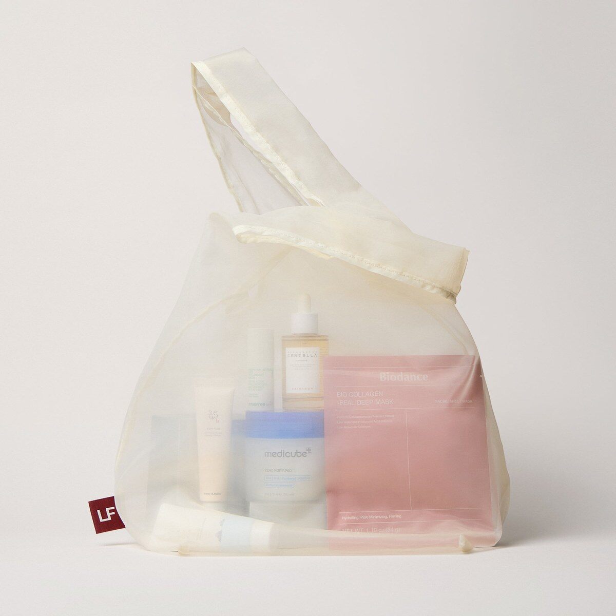Sac cadeau transparent Lookfantastic laissant voir les produits du calendrier K-beauty
