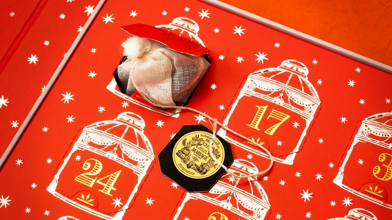 Fenêtre ouverte du calendrier Christmas Rhapsody de Mariage Frères, avec une mousseline de coton qui dépasse de la case