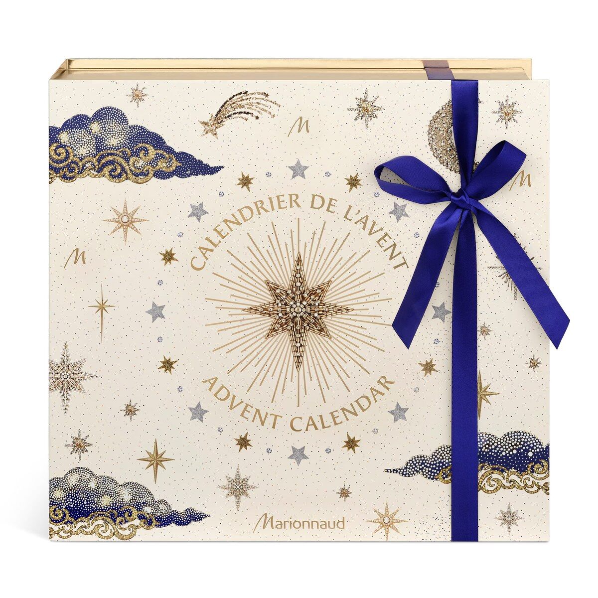 Le coffret du calendrier de l’Avent Marionnaud 2026, crème et or, décoré d’étoiles et fermé par un ruban bleu satiné