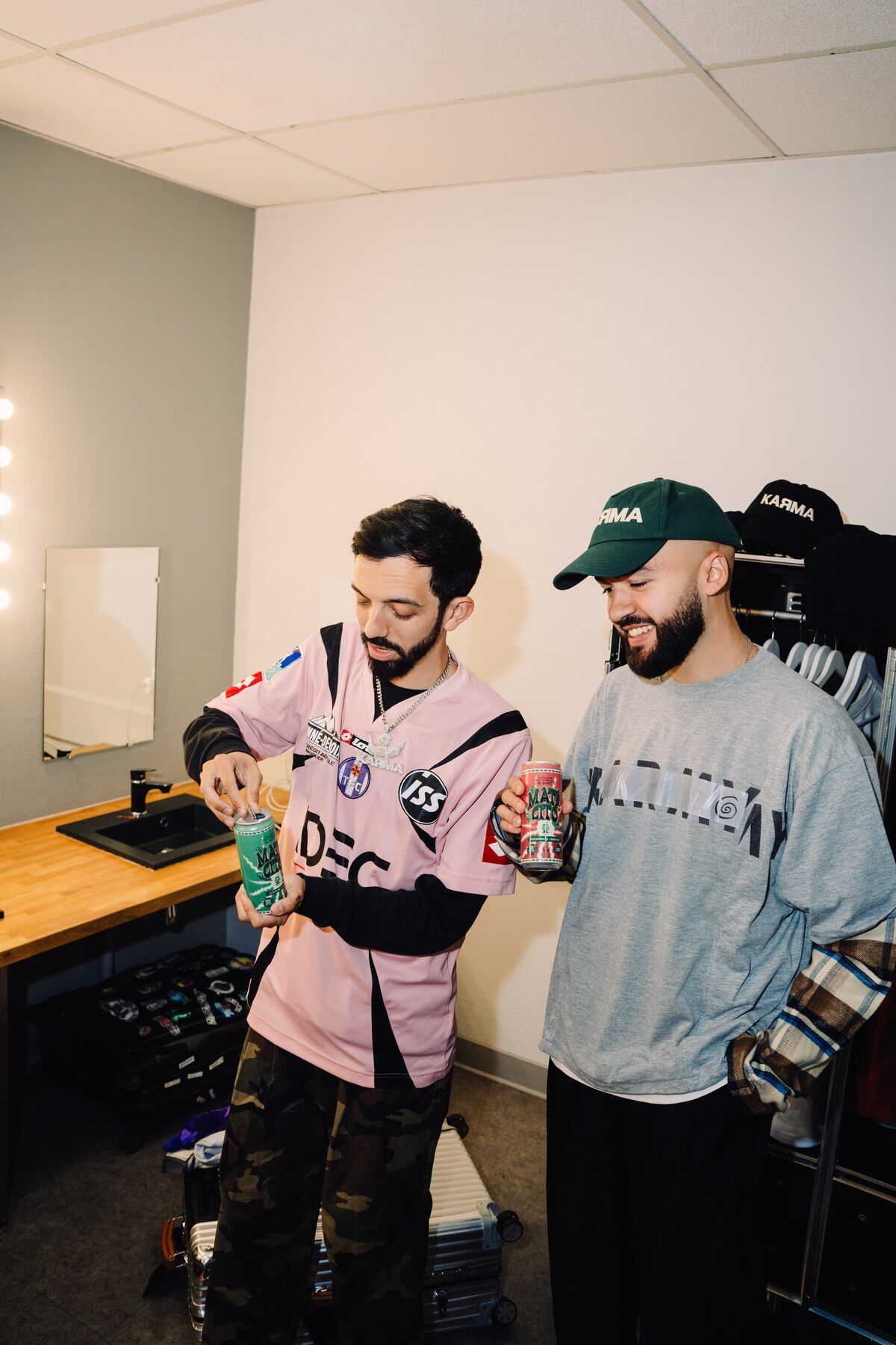 Bigflo et Oli dans une loge, ouvrant chacun une canette de Matécito
