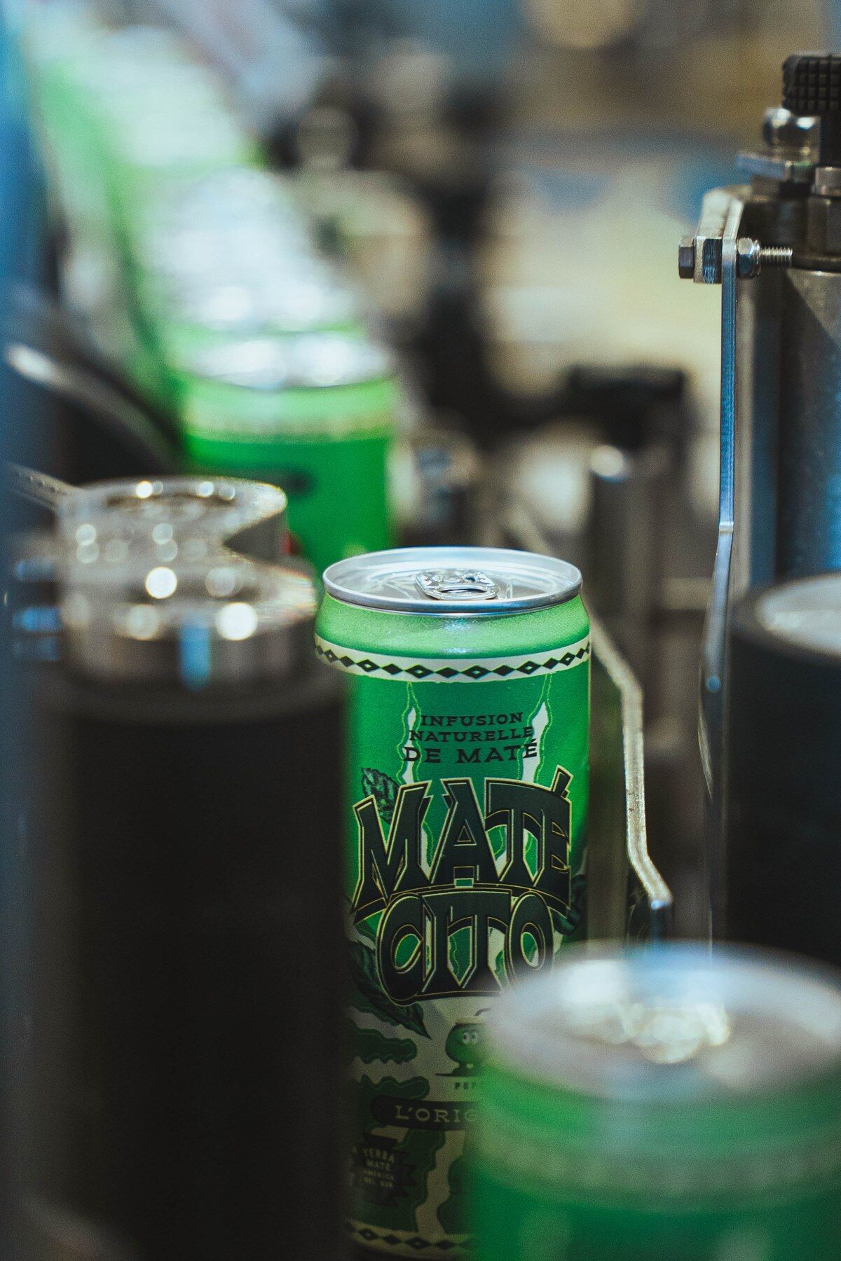 Canette verte Matécito L’Original sur une chaîne de production