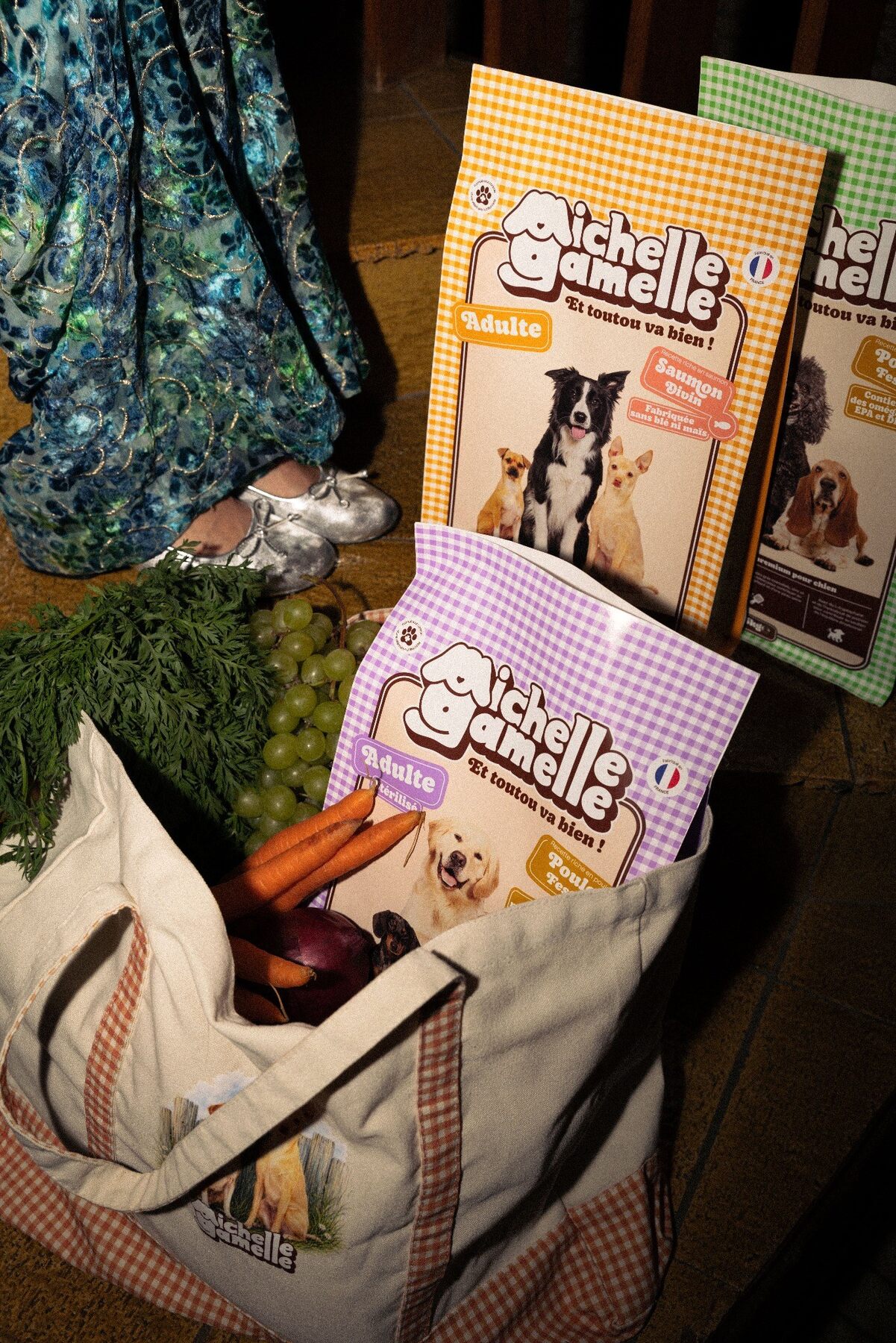 Sacs de croquettes Michelle Gamelle dans un cabas en toile avec des carottes et du raisin