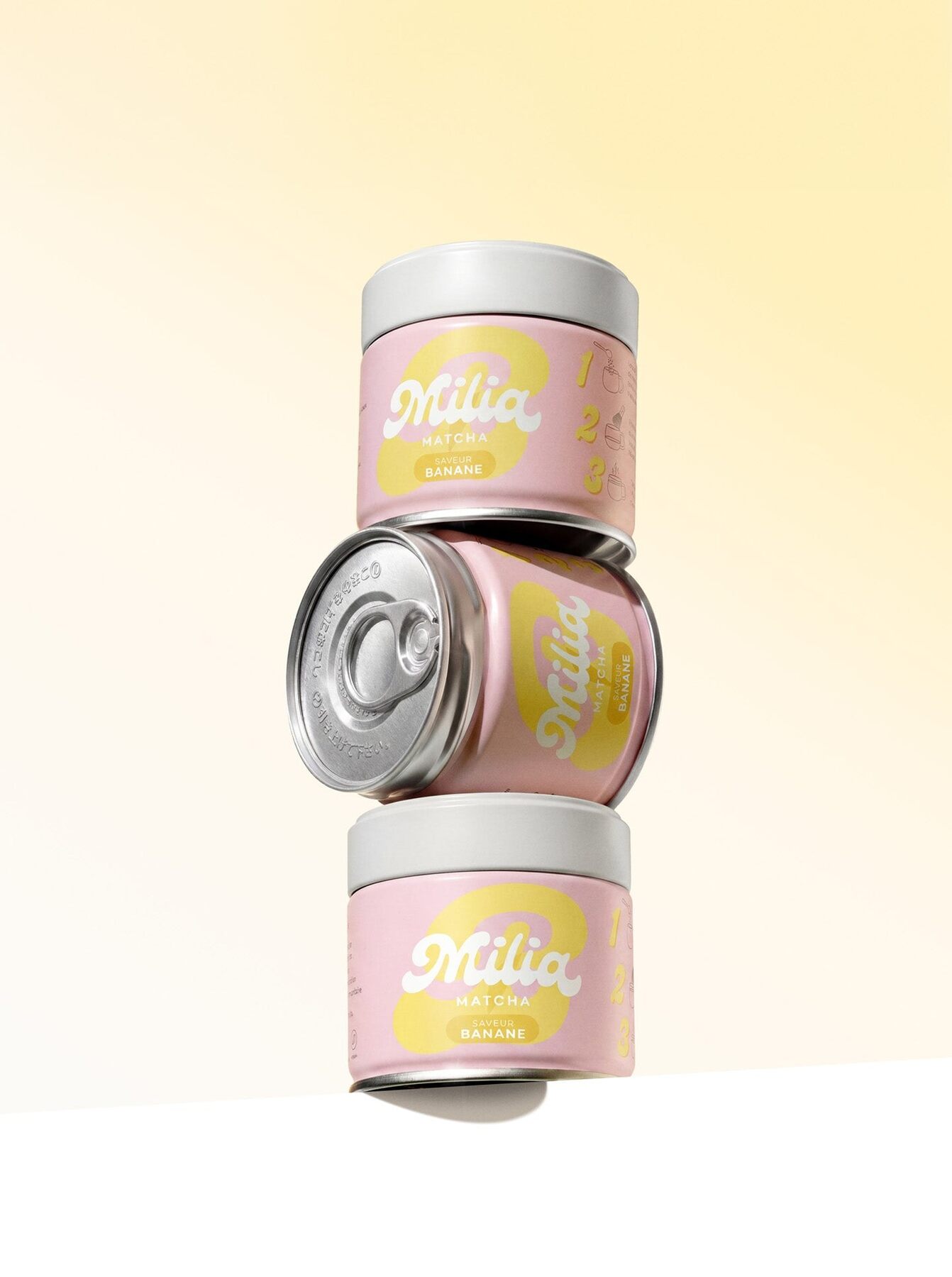 Gamme Milia Matcha avec trois canettes roses et blanches de matcha aromatisé empilées