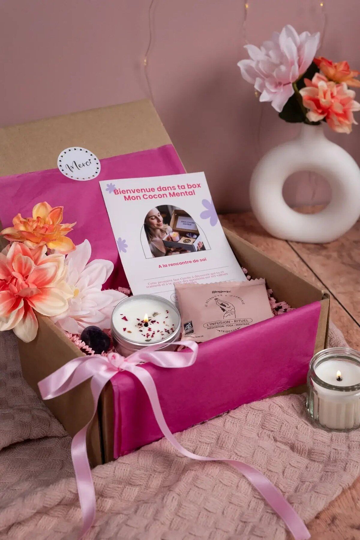 Box Mon Cocon Mental ouverte avec un e-book, une bougie et des produits bien-être