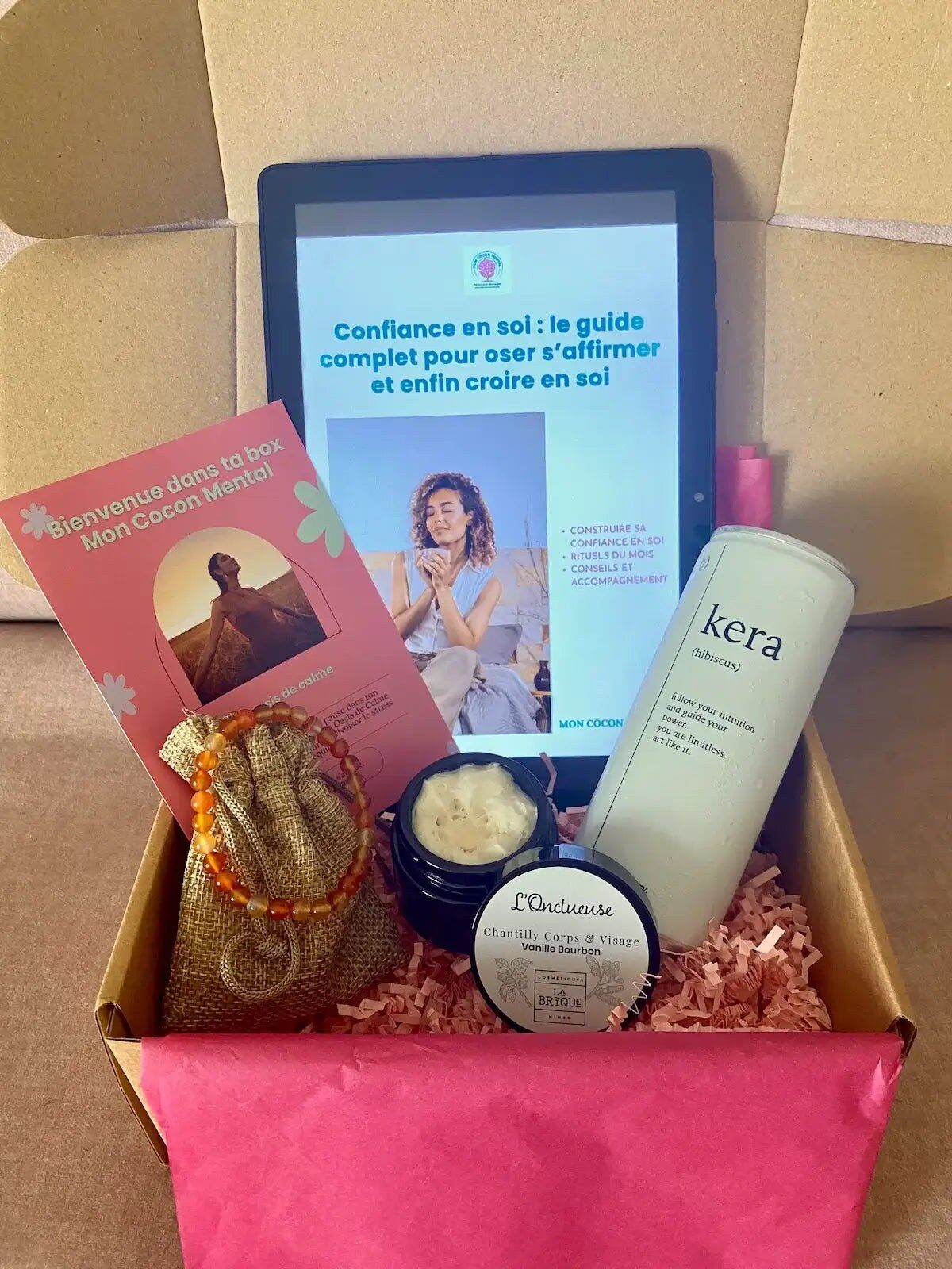 Box Mon Cocon Mental ouverte avec son e-book et ses produits bien-être