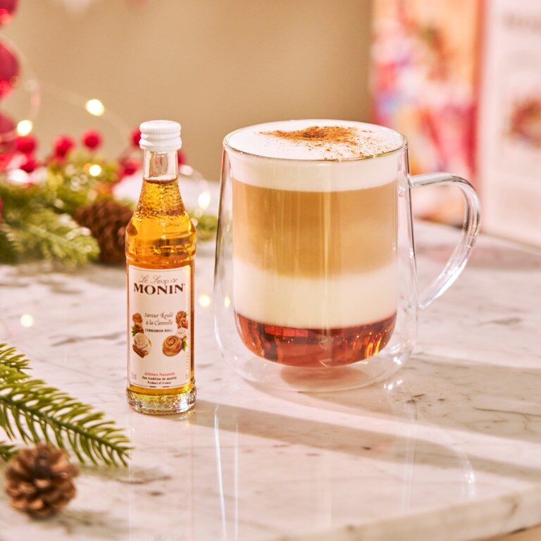 Latte gourmand au sirop de roulé à la cannelle Monin, avec une mini-bouteille du calendrier