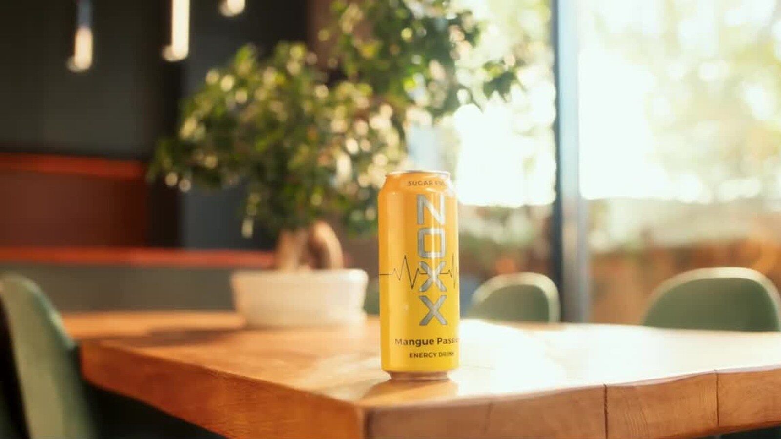 Canette Noxx Mangue Passion posée sur une table de café