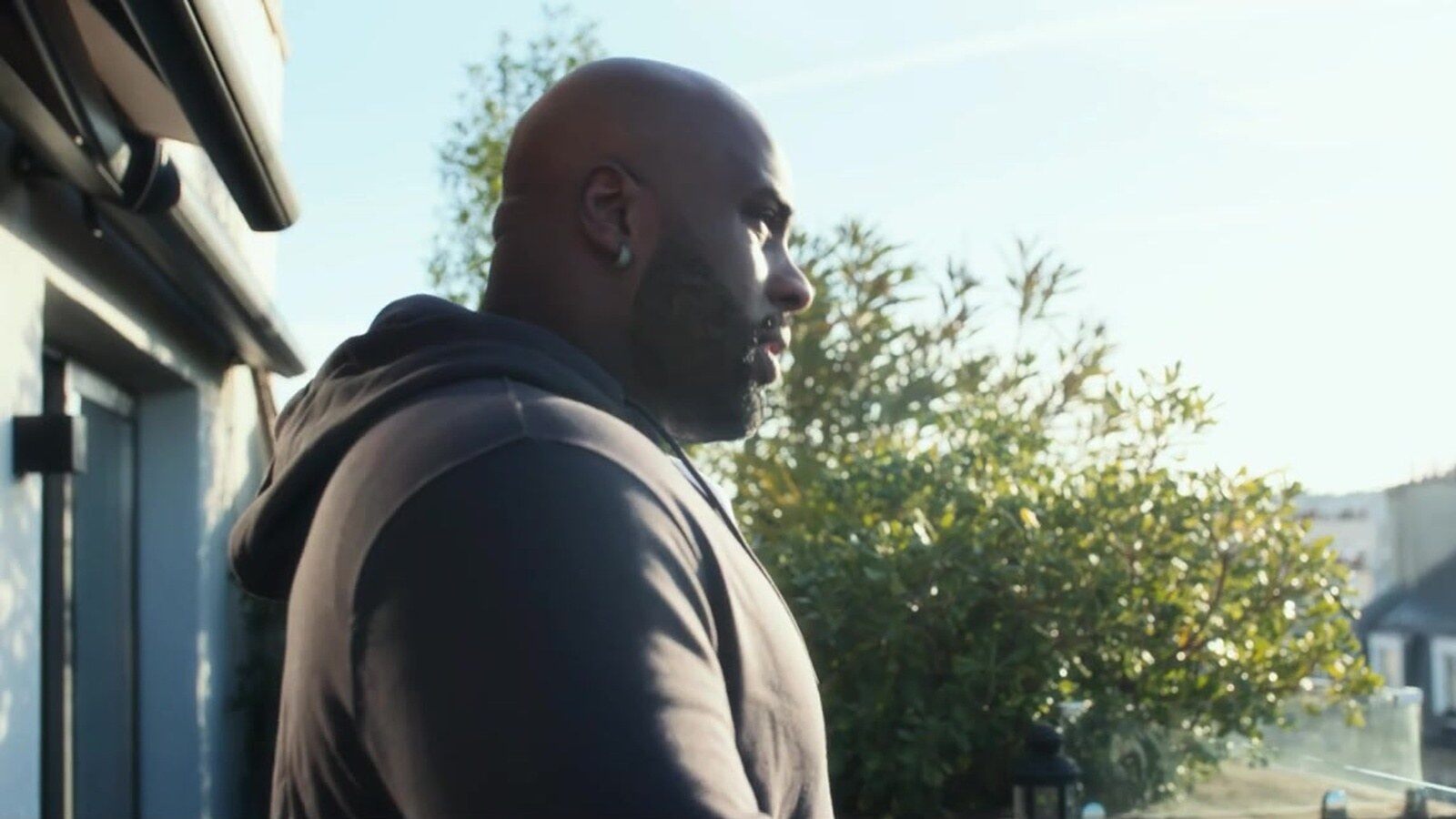 Teddy Riner sur un balcon dans la vidéo de lancement de Noxx