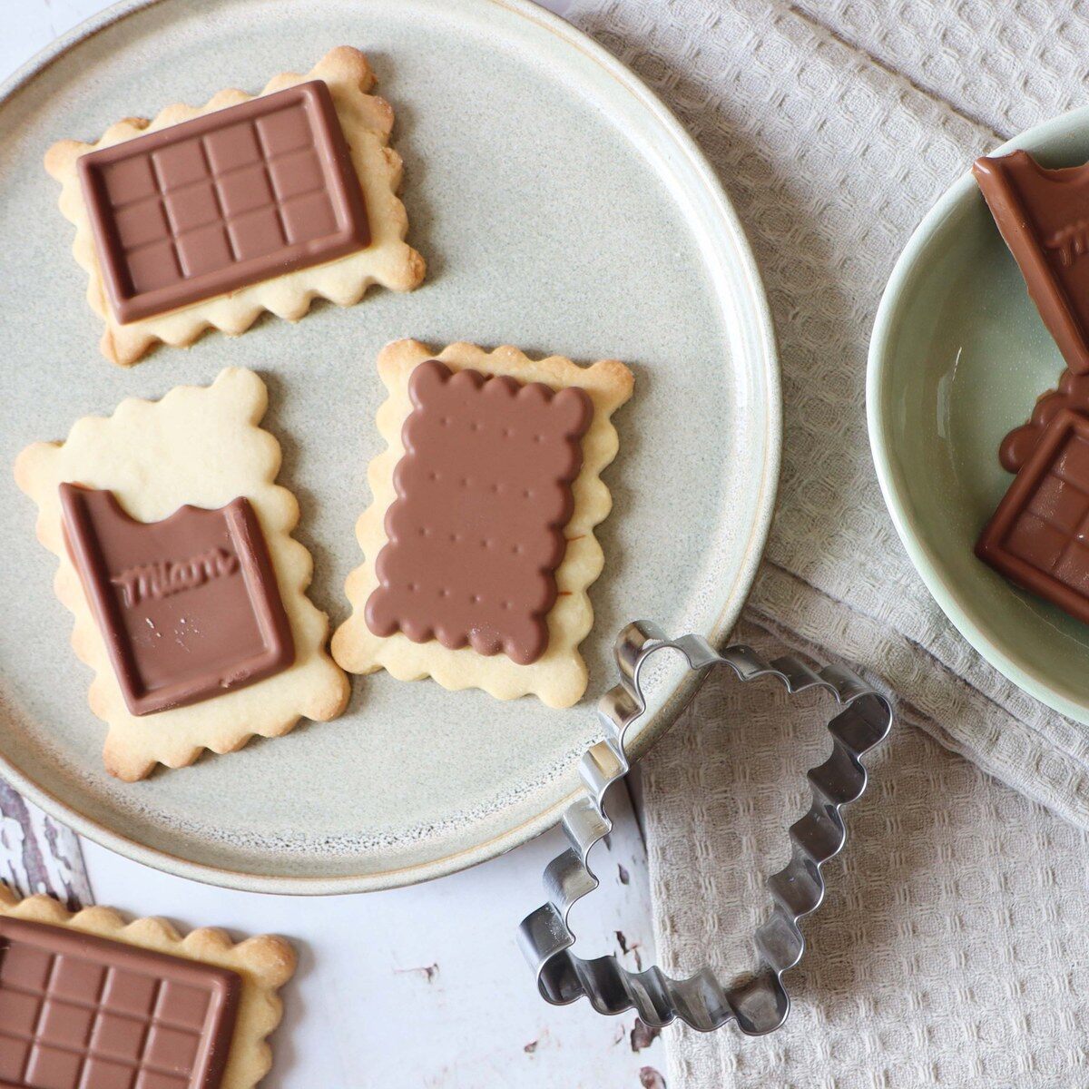 Biscuits au chocolat préparés avec un kit Ookies, avec un emporte-pièce