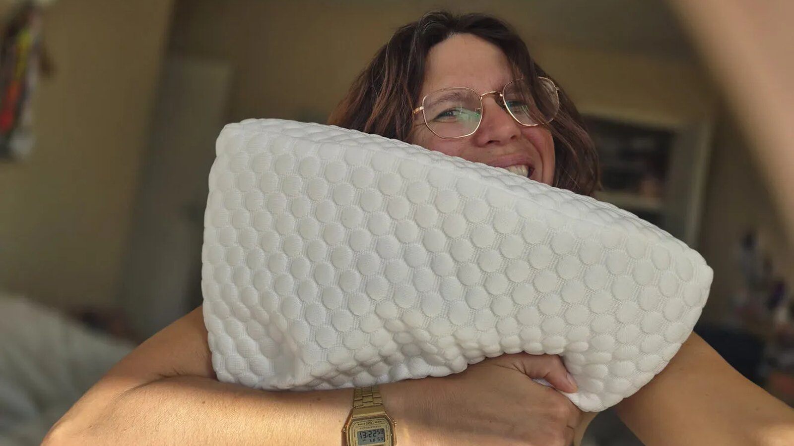 Testeuse qui serre dans ses bras l’oreiller PERCKO universel blanc à housse alvéolée
