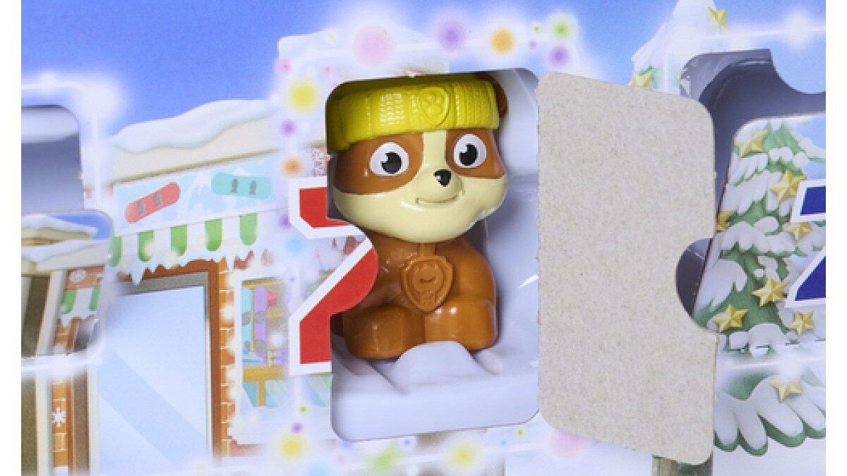 Une case ouverte du calendrier de l’Avent Pat’ Patrouille 2026 dévoile la figurine de Ruben devant un décor enneigé