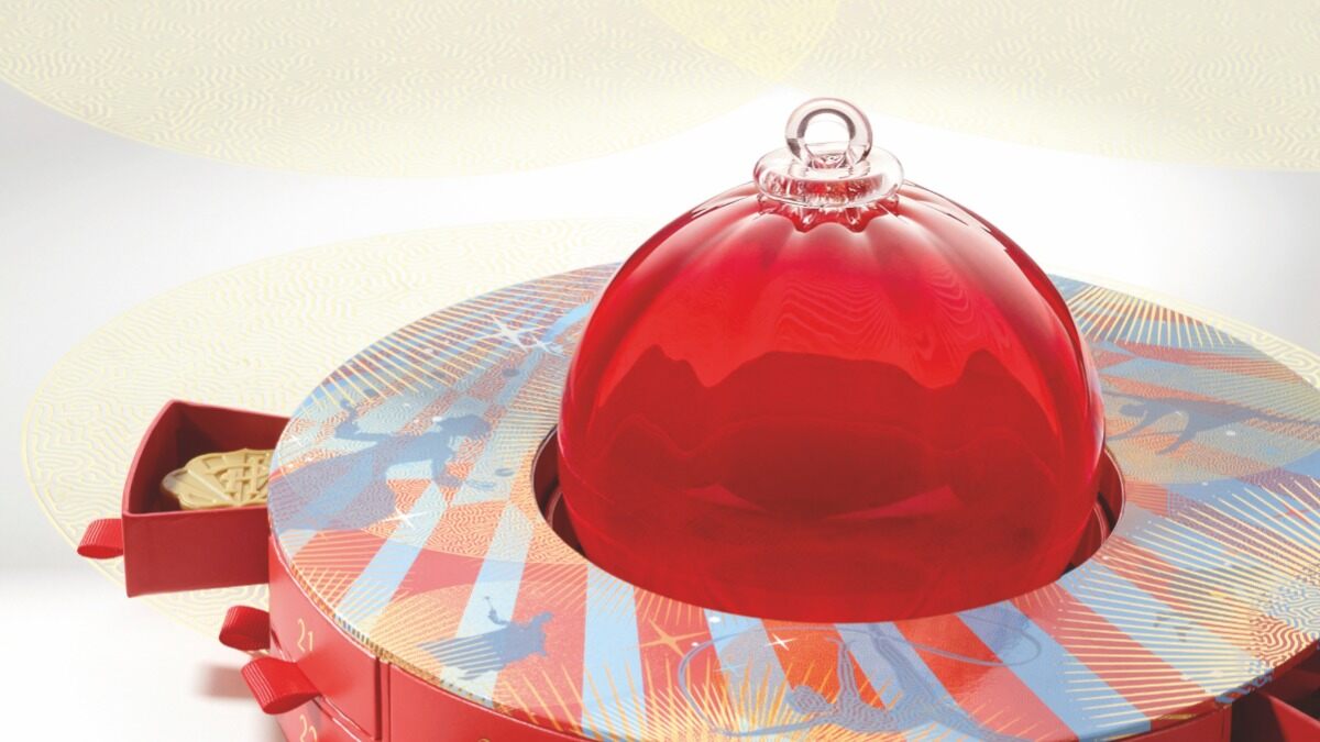 Le calendrier de l’Avent d’Exception Pierre Hermé 2026, une couronne à tiroirs rouges surmontée d’une boule de Noël rouge en verre