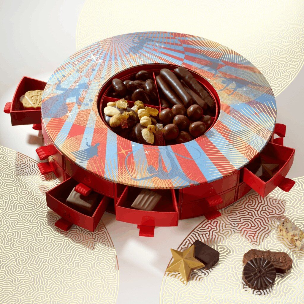 Le calendrier Infiniment Gourmand Pierre Hermé ouvert, avec son coffret central rempli d’orangettes et d’amandes