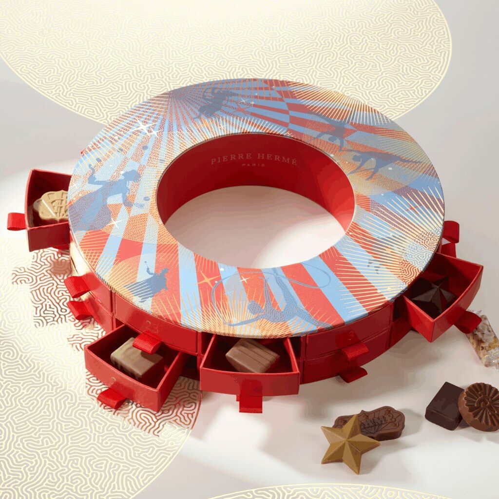Le calendrier de l’Avent Signature Pierre Hermé 2026 en forme de couronne avec ses tiroirs rouges ouverts sur des chocolats
