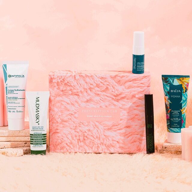 La box Week-end à la Maison de Prescription Lab, un coffret rose en fausse fourrure entouré de soins visage, corps et maquillage