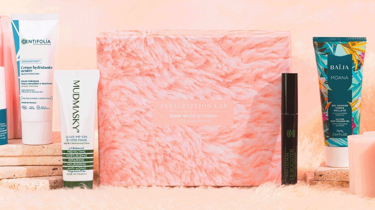 Box Prescription Lab Week-end à la Maison en fausse fourrure rose, entourée de ses soins, de bougies et de pierres