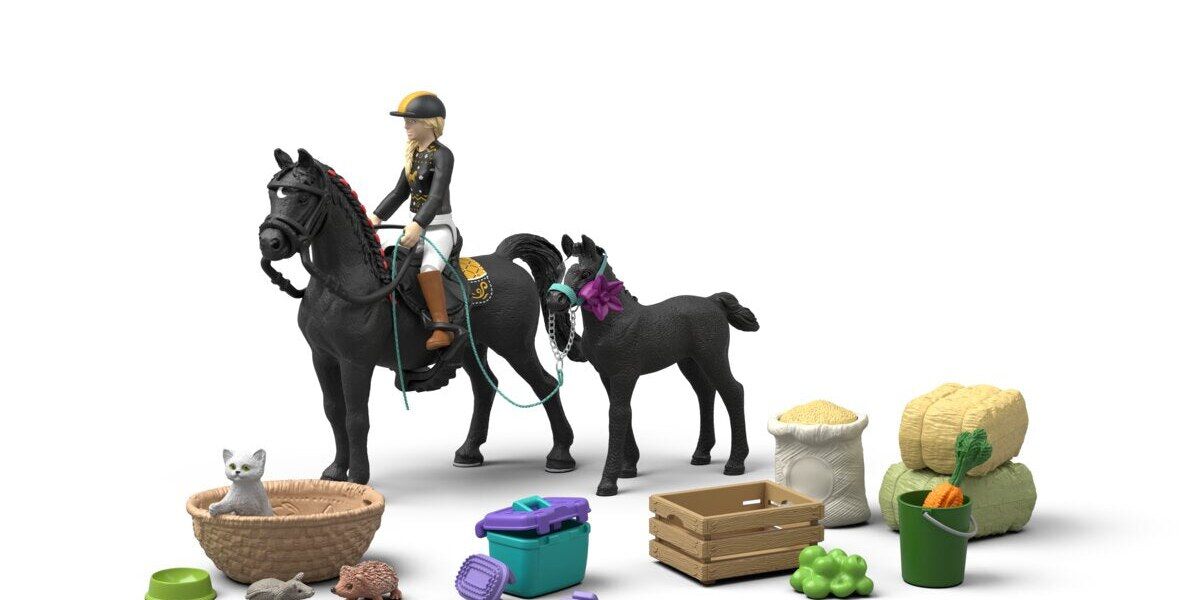 Contenu du calendrier de l’Avent Schleich Horse Club 2026 : une cavalière sur une jument noire, un poulain, des bottes de foin et des accessoires d’écurie